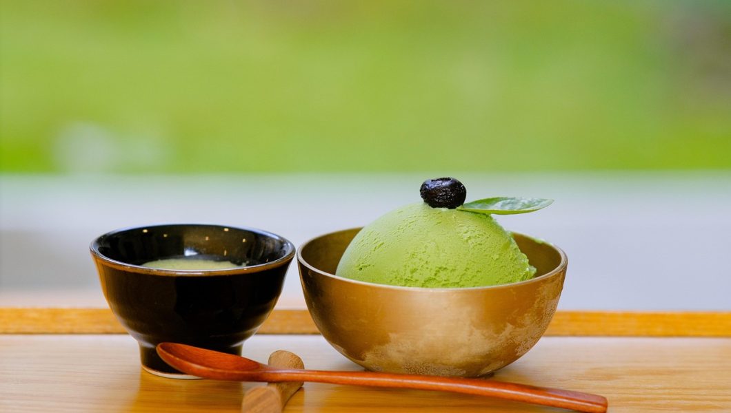 暖色光线下的一叠打印材料与一支笔放在木质桌面上，旁边是手机屏幕的截图打印件，呈现整理证据、逐条核对的严肃氛围
